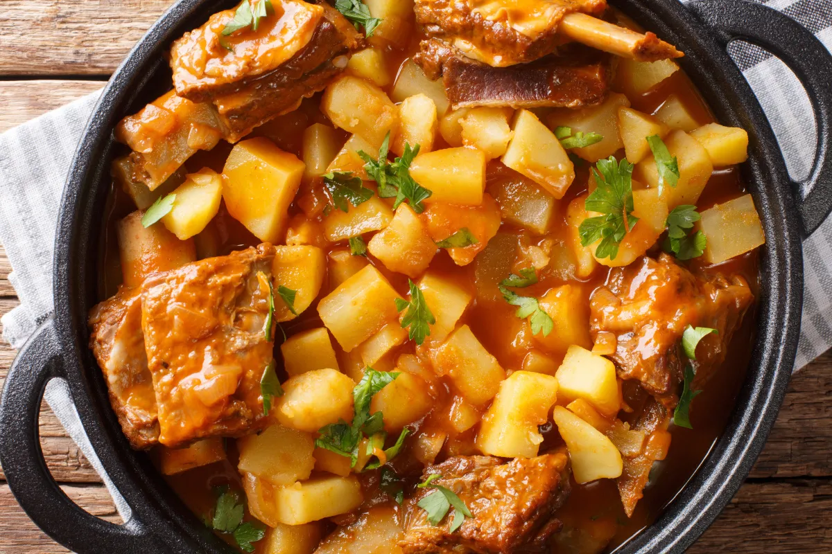 Pyszne żeberka w sosie z ziemniakami i natką pietruszki. Idealny pomysł na to, co zrobić z ugotowanych żeberek.