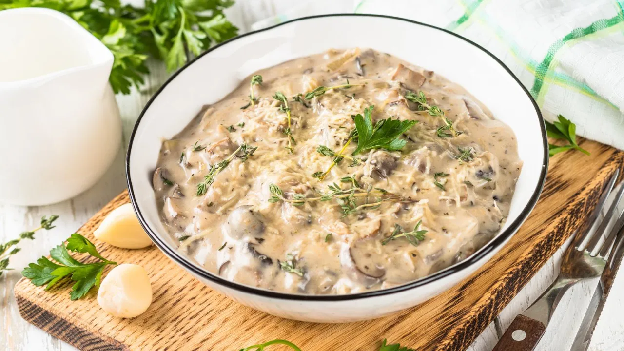 Kremowe grzyby w śmietanie z czosnkiem i tymiankiem. Idealne przyprawy do grzybów w śmietanie to czosnek i świeże zioła.
