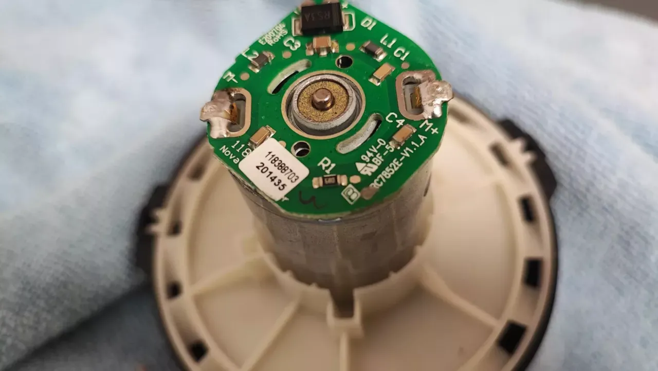 Rozłożony silnik odkurzacza