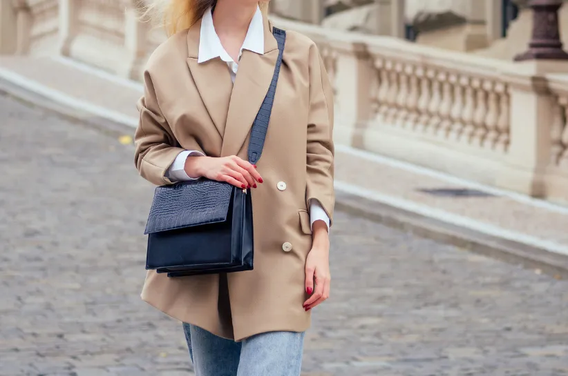 Sportowa listonoszka z szerokim paskiem stylizacje