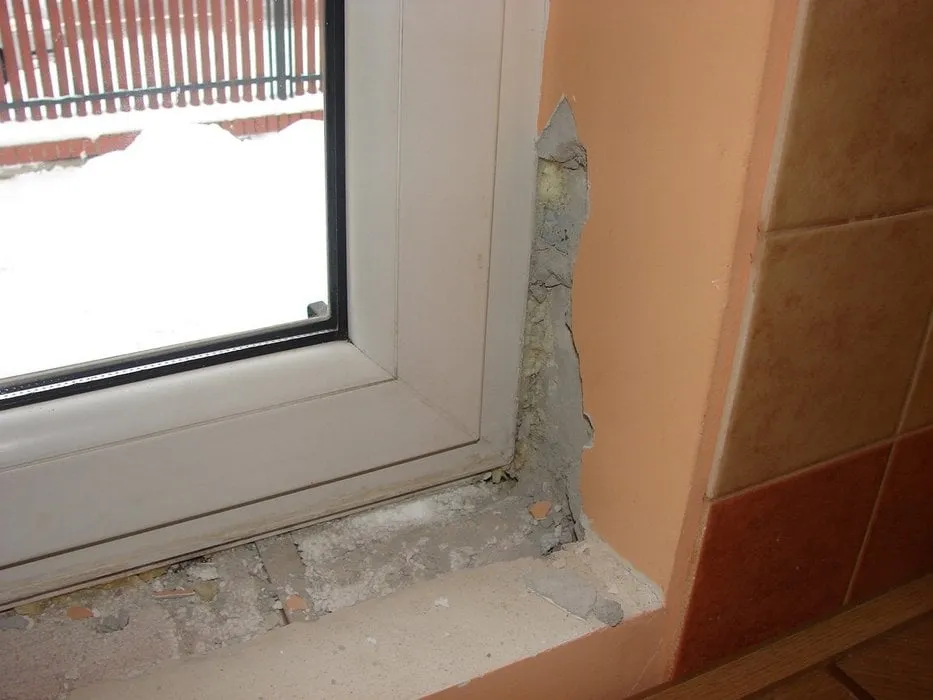 Zdjęcie Jak skutecznie uszczelnić parapet wewnętrzny i uniknąć przecieków oraz wilgoci