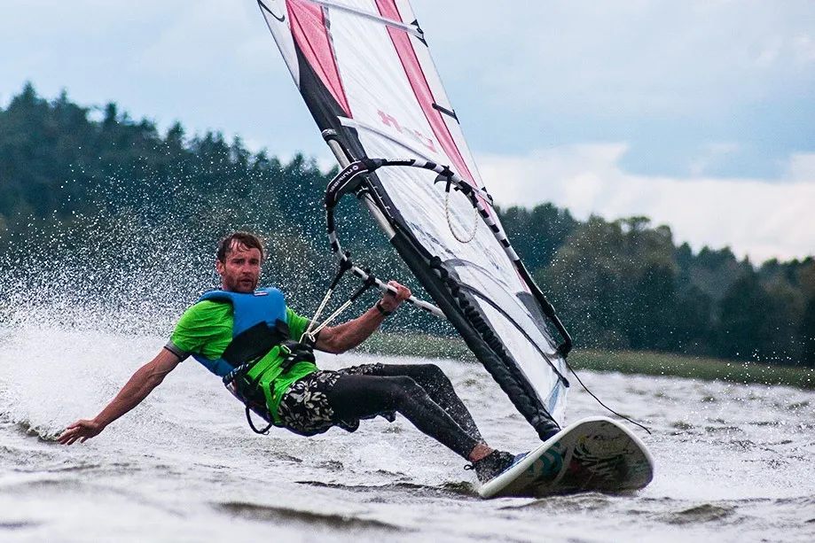 Aktywności wodne na Mazurach: żagl&oacute;wki, kajaki, windsurfing