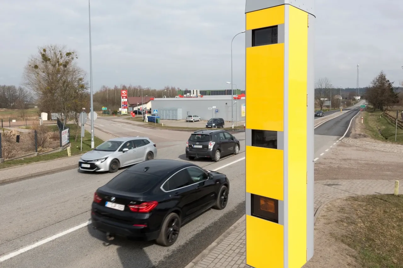 Żółty fotoradar stoi przy drodze, gdzie przejeżdżają samochody. Czy fotoradar łapie w dwie strony?