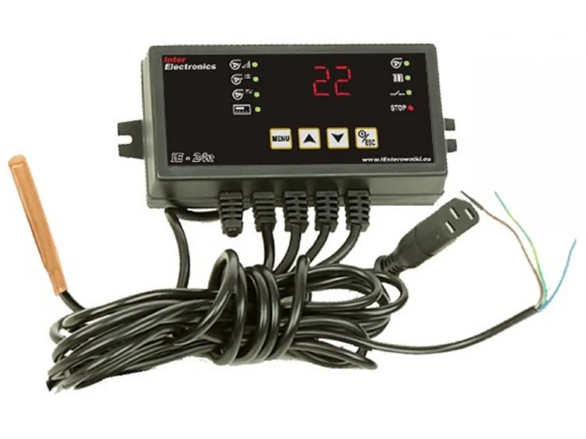 Sterownik IE-24 do kotłów CO z wyświetlaczem cyfrowym, przyciskami sterującymi i czujnikiem temperatury.