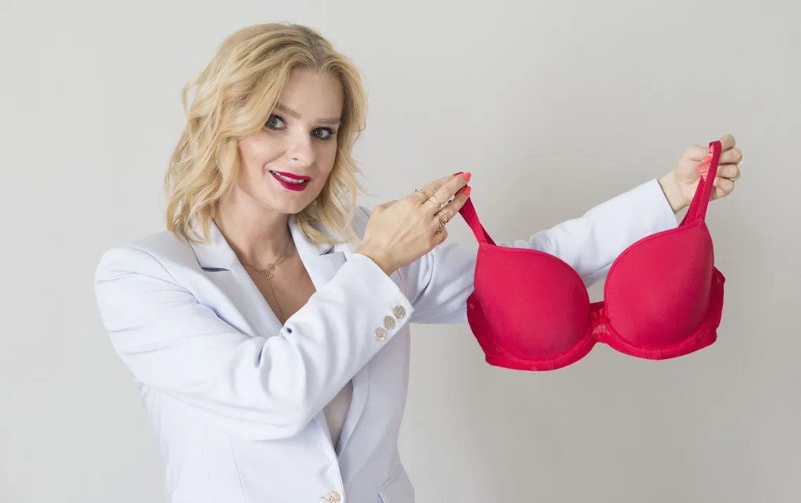 kobieta w źle dobranym biustonoszu sportowym