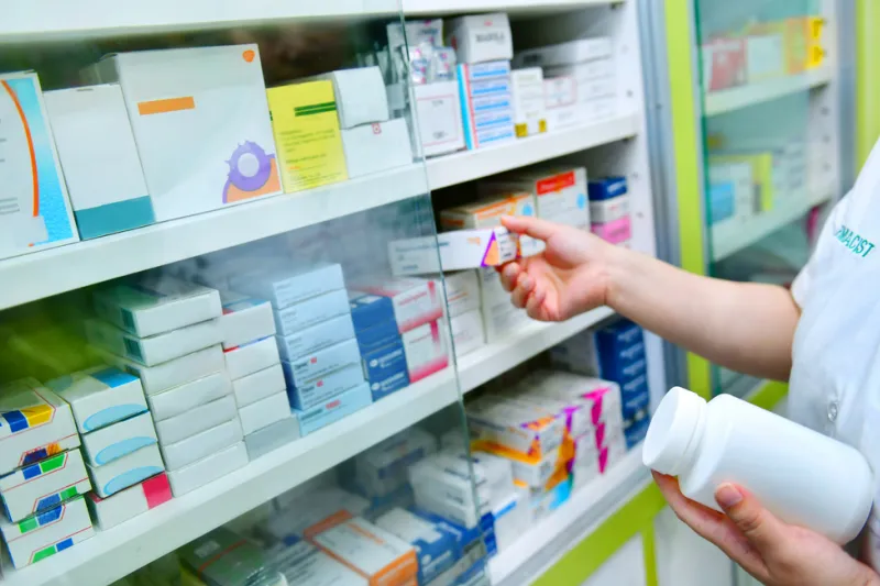 Nielegalne leki, czarny rynek farmaceutyczny, podr&oacute;bki lek&oacute;w