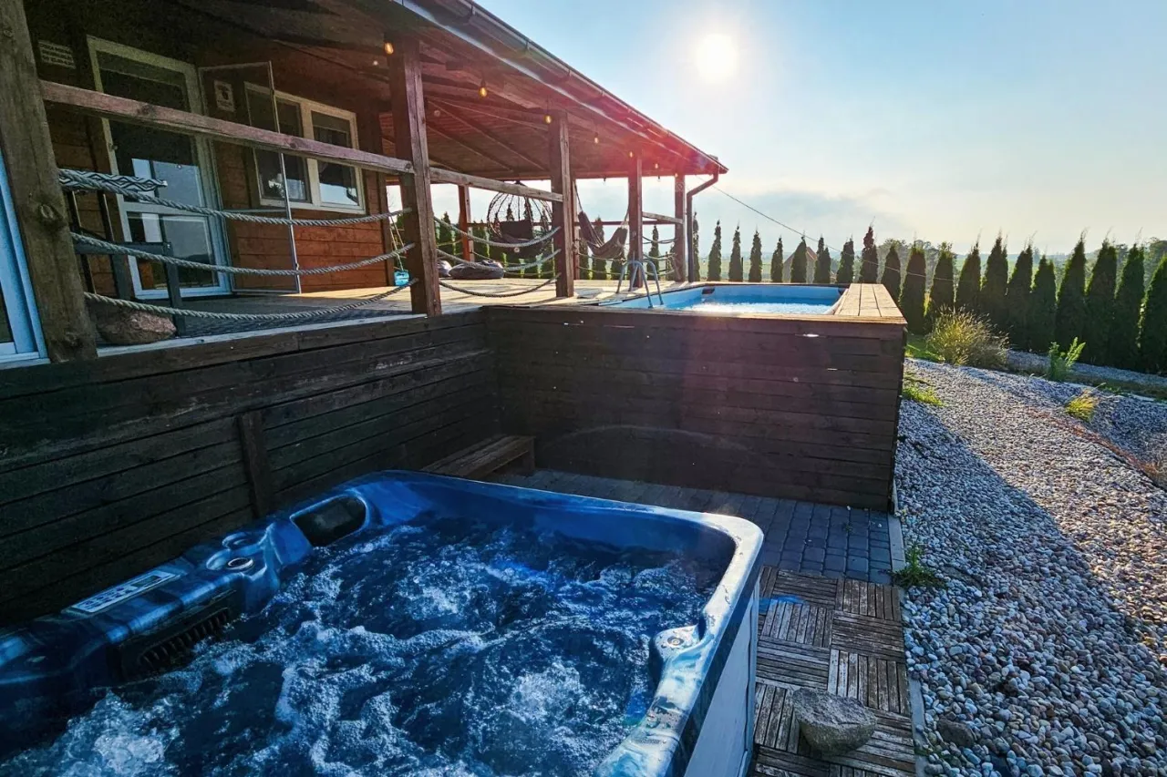 Relaks w domku spa na Mazurach: gorąca wanna i basen w otoczeniu zieleni. Idealne miejsce na odpoczynek.