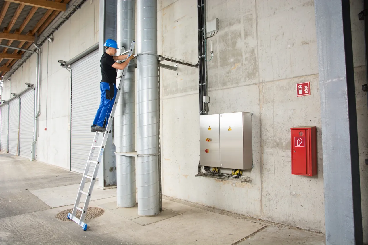 Rodzaje drabin dachowych por&oacute;wnanie