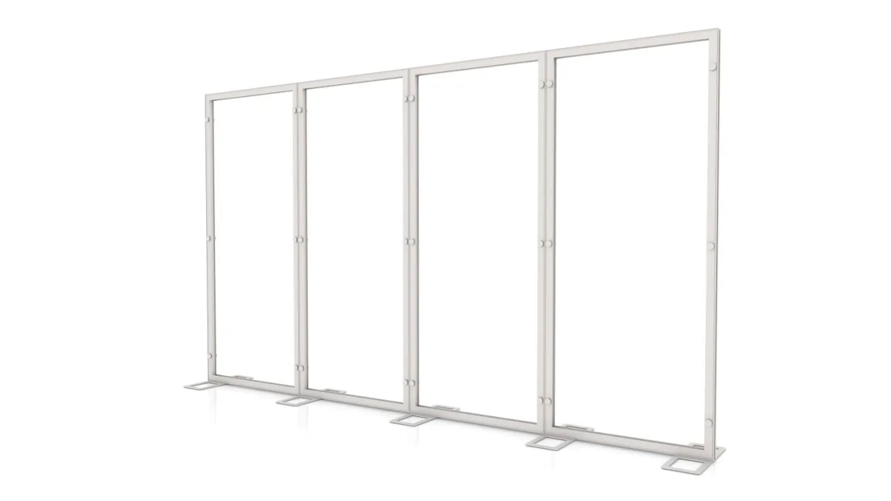 Konstrukcja do montażu ścianki z poliwęglanu, z czterema panelami połączonymi pionowymi profilami i stabilnymi podstawami.