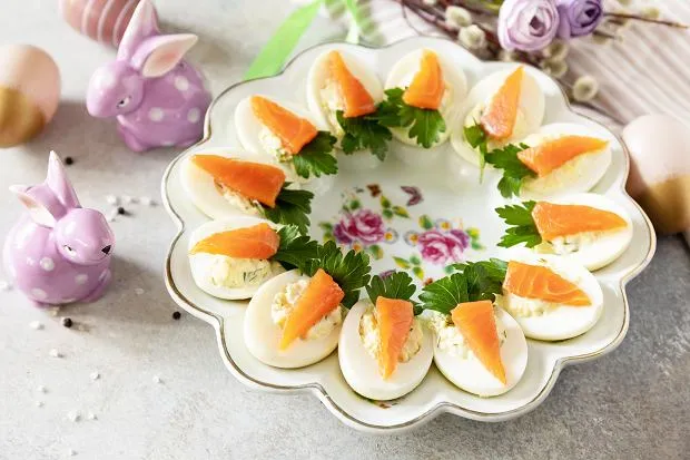 dekoracje sałatek wielkanocnych z jajek i zi&oacute;ł