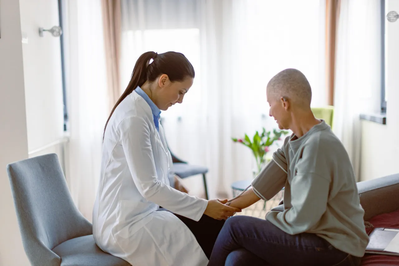 Pacjent rozmawiający z onkologiem o badaniach kontrolnych