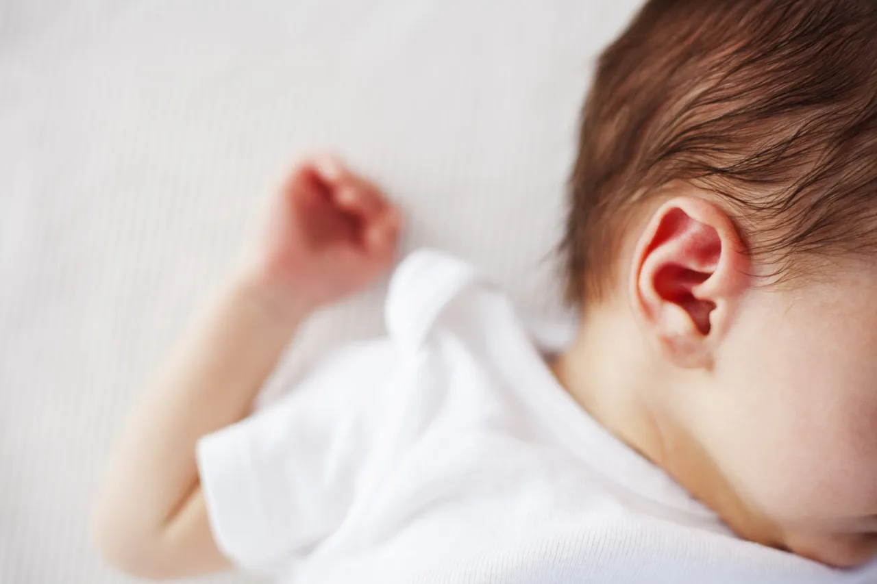 niemowlę płaczące i pocierające ucho