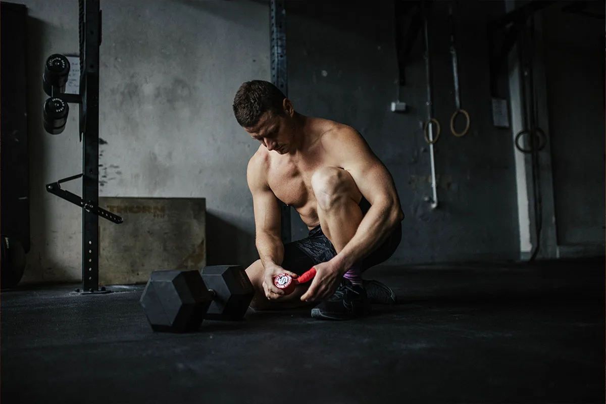 osoba rozgrzewająca się przed treningiem crossfit w domu