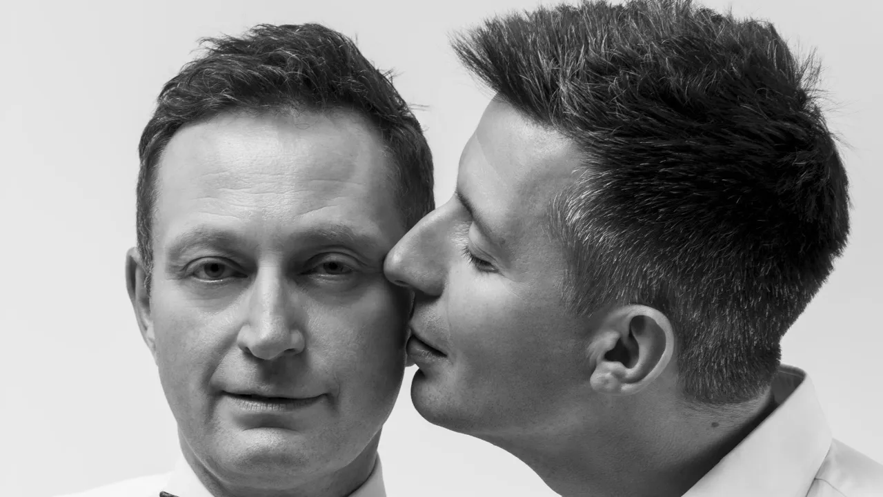 Michał Cessanis żona, z czułością całuje go w policzek.