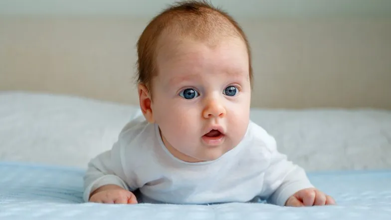 niemowlę podnoszące gł&oacute;wkę na brzuchu