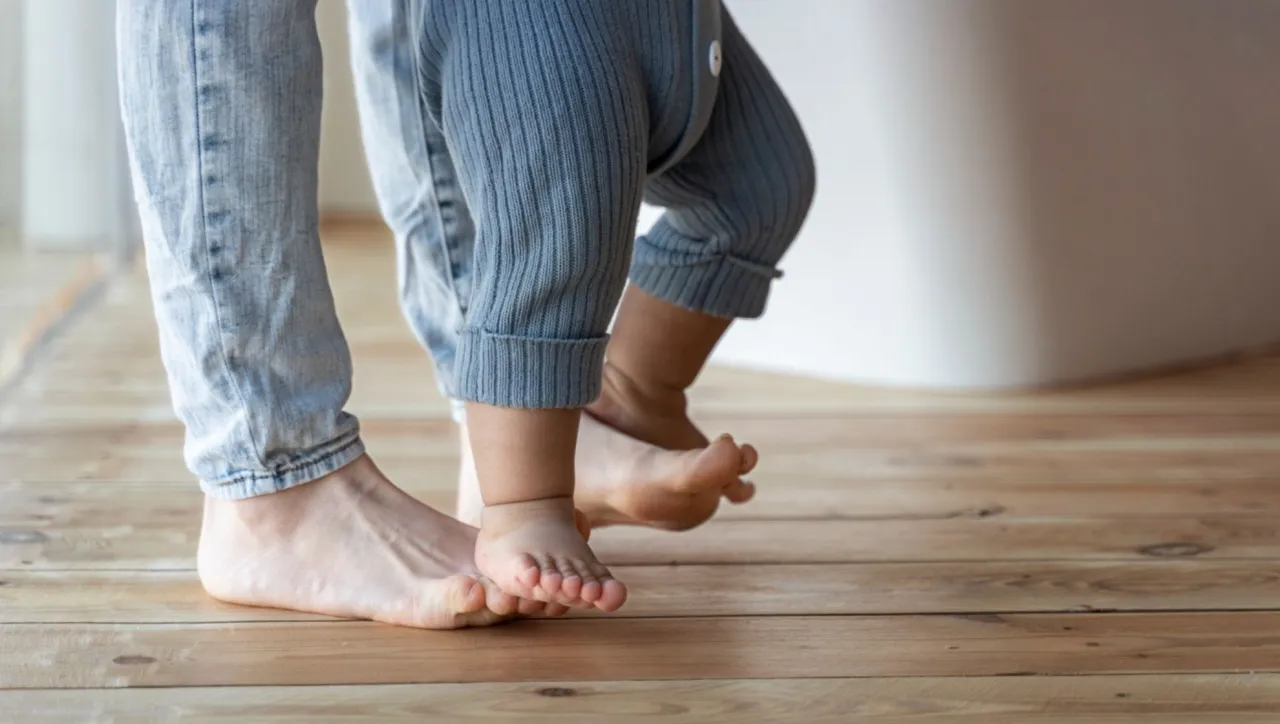 niemowle w skarpetkach i bez na podłodze