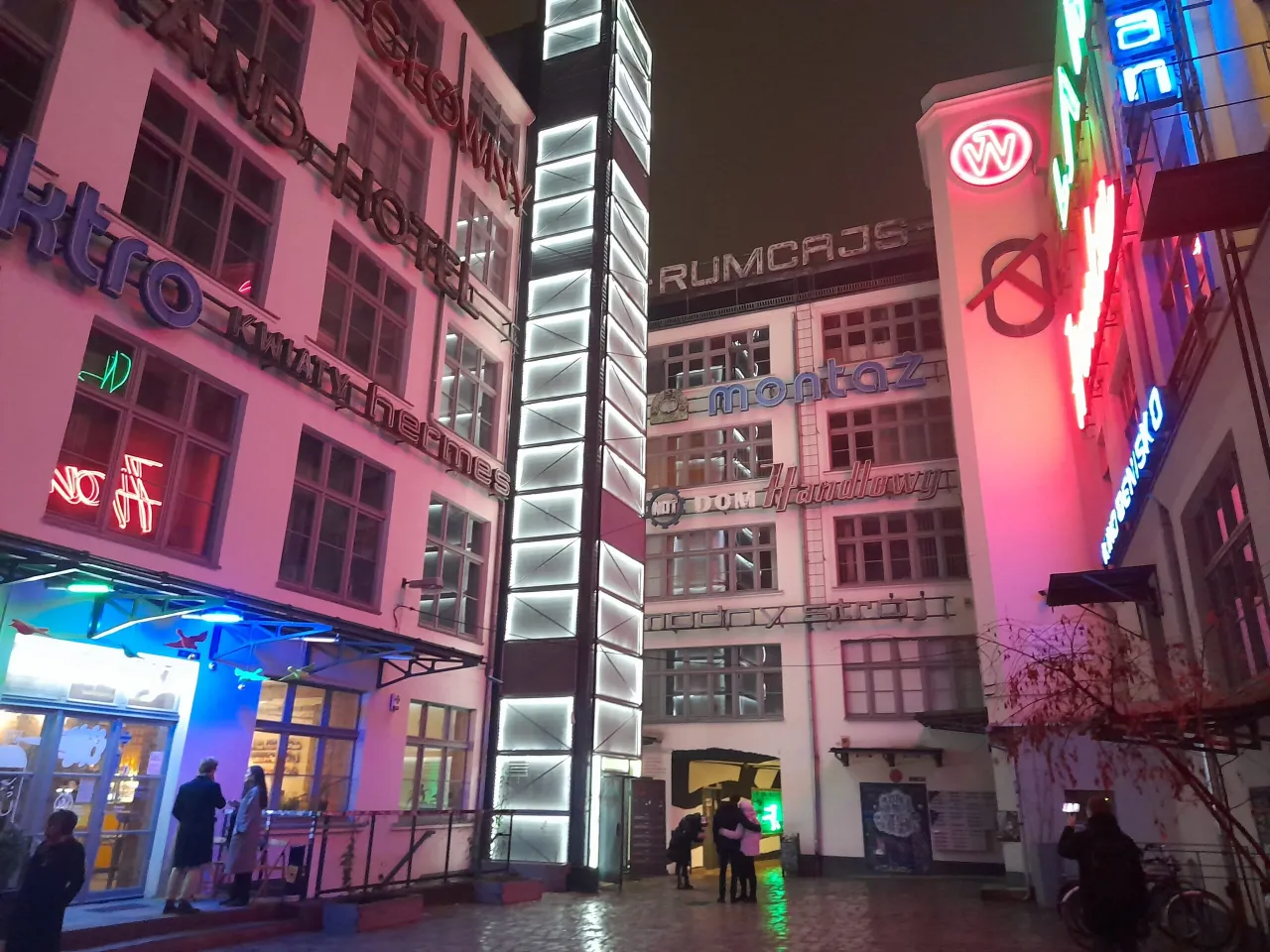 Wrocław Kolorowe Podw&oacute;rka Neon Side Dzielnica Czterech Wyznań