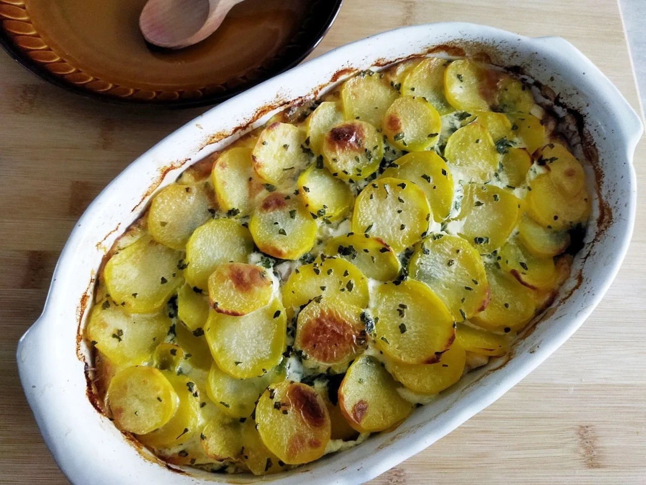 zapiekanka ziemniaczana z kurczakiem na stole rodzinny obiad