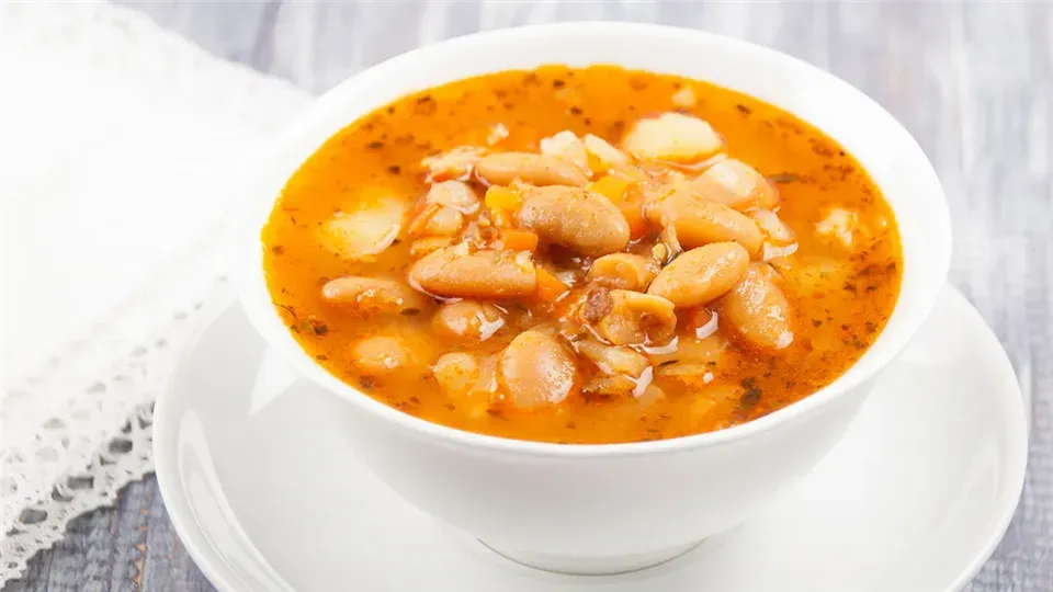 tradycyjna zupa fasolowa gotowanie