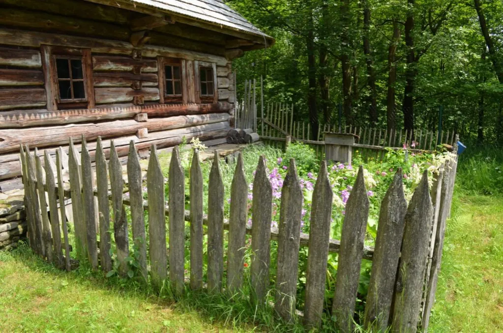 remont starego drewnianego domu kolejność prac dach fundamenty