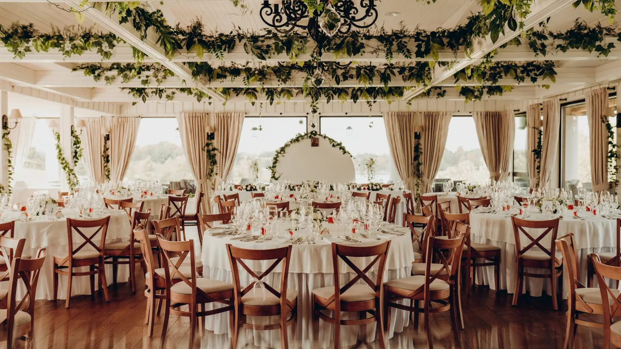 elegancko udekorowany st&oacute;ł weselny w restauracji na Mazurach