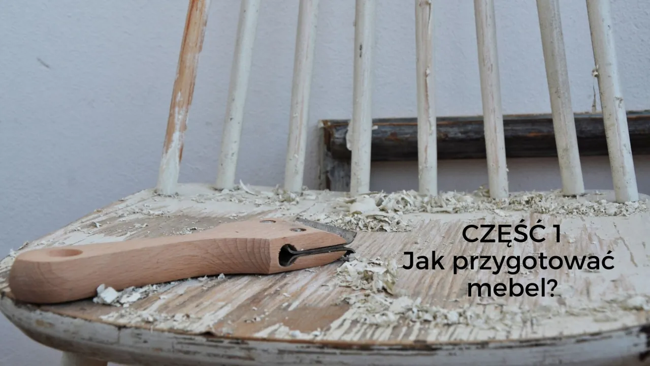 Narzędzie do usuwania starej farby leży na krześle, które czeka na renowację. Dowiedz się, jak odnowić stare meble, zaczynając od przygotowania.