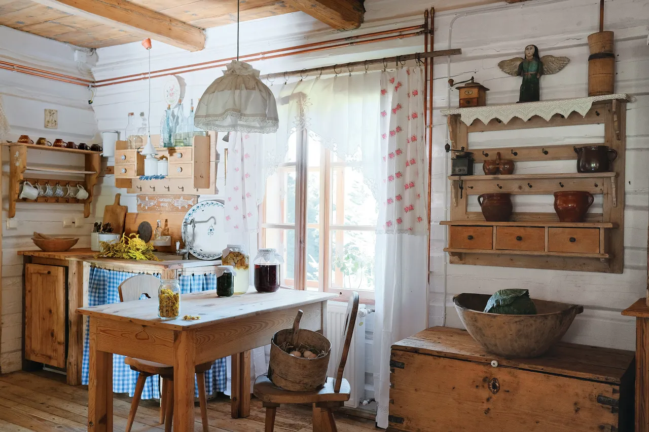 Tradycyjne p&oacute;łki w wąskiej szafce kuchennej