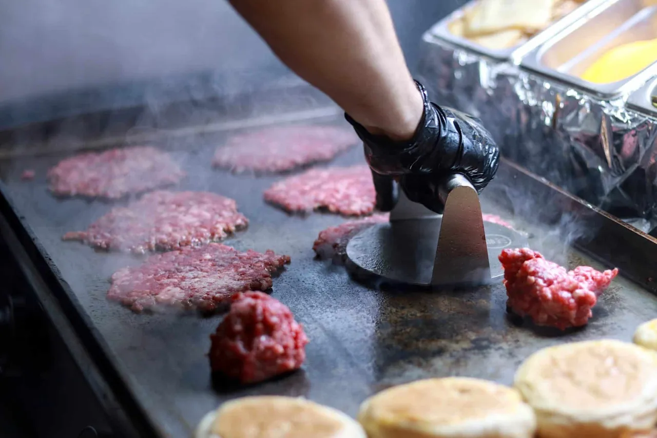 technique du smash burger sur une plancha chaude