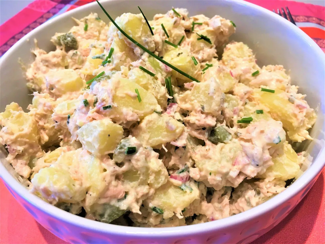 Préparation de salade de pommes de terre au thon avec ingrédients frais