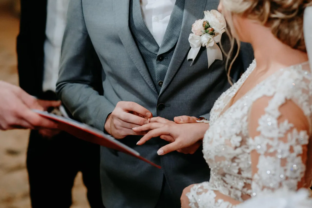 Kalkulator i monety symbolizujące koszty ślubu