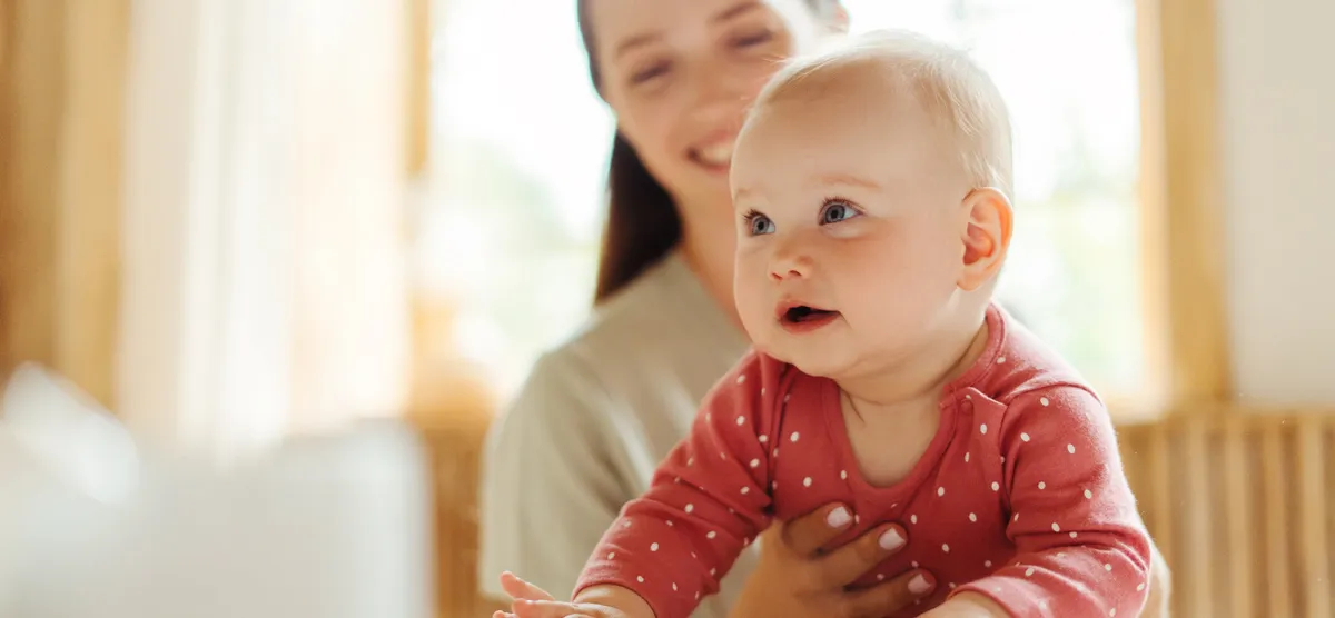 Rodzic wspierający dziecko podczas skoku rozwojowego