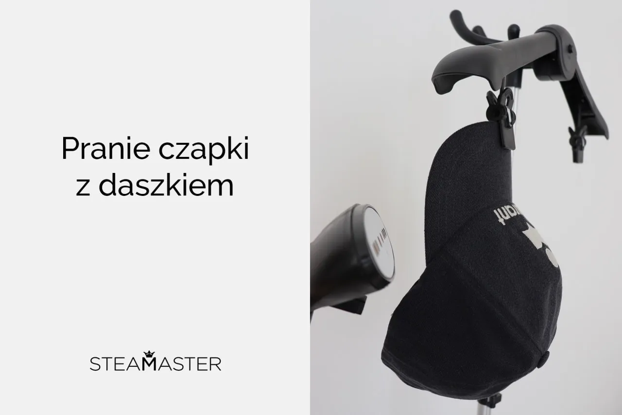 pranie ręczne czarnej czapki w misce