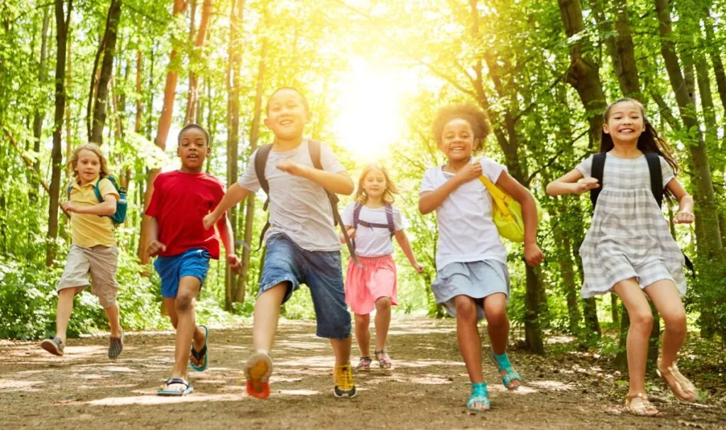 grupa dzieci na kolonii z wychowawcą, limity wychowawca