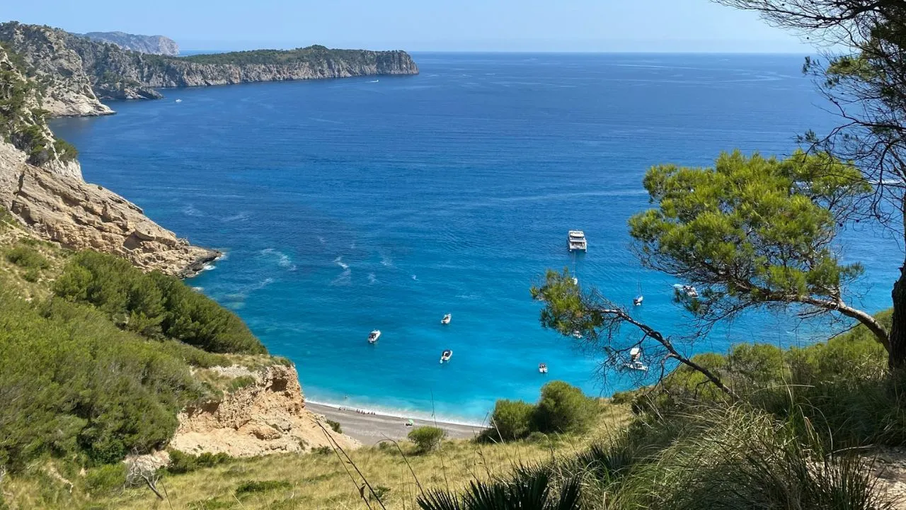 Majorka p&oacute;łnocne wybrzeże plaże rodzinne