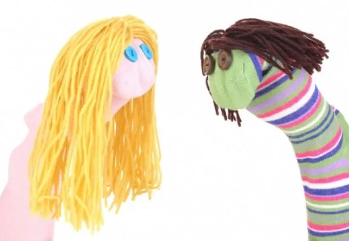 pacynki na palce zrobione z rolek po papierze toaletowym i skarpetek