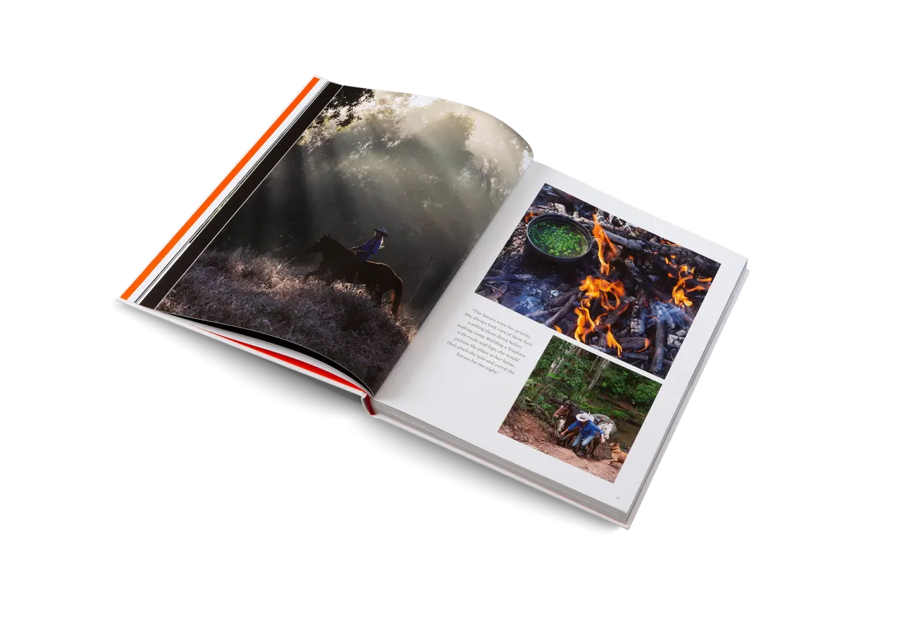 Otwarty album podróżniczy z pięknym krajobrazem