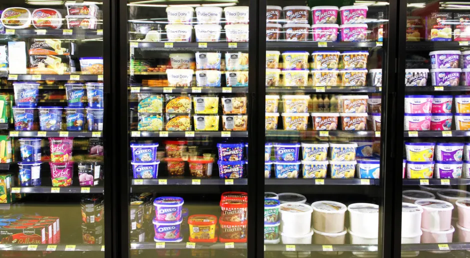 różne marki lodów dietetycznych w supermarkecie