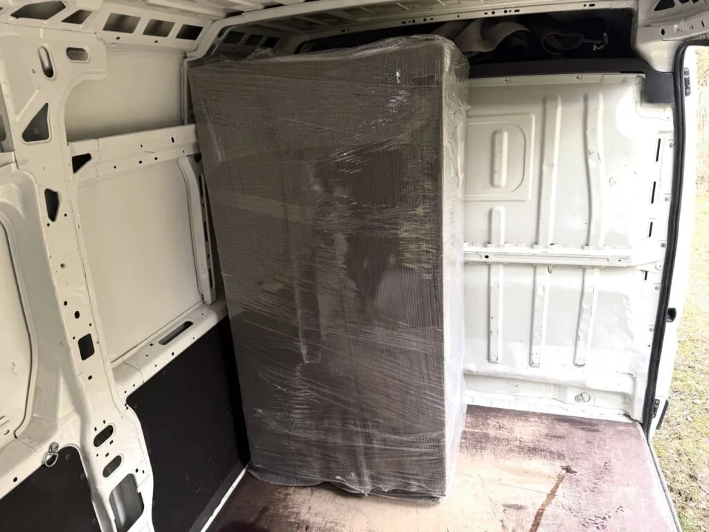 lodówka zabezpieczona do transportu w samochodzie