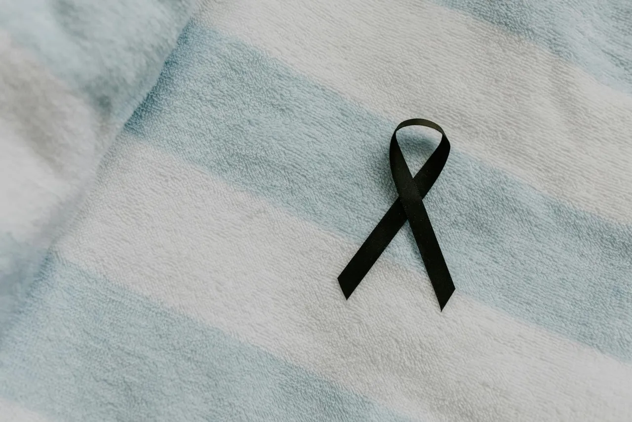 Czarna wstążka symbol żałoby na zdjęciu