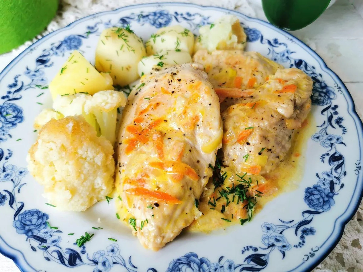 soczysta pierś z indyka w kremowym sosie z dodatkami