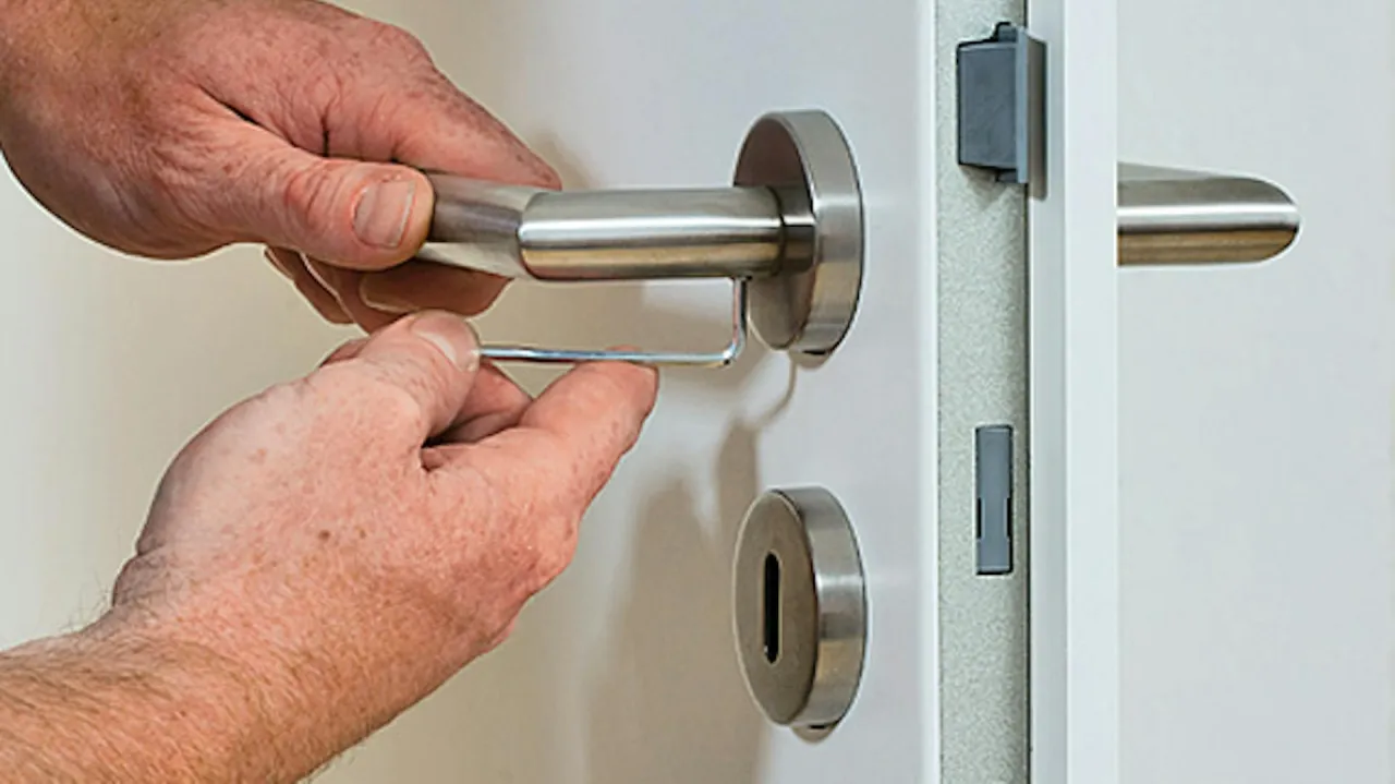 Montaż klamki do drzwi wewnętrznych: instrukcja krok po kroku. Użyj klucza imbusowego do dokręcenia śruby.