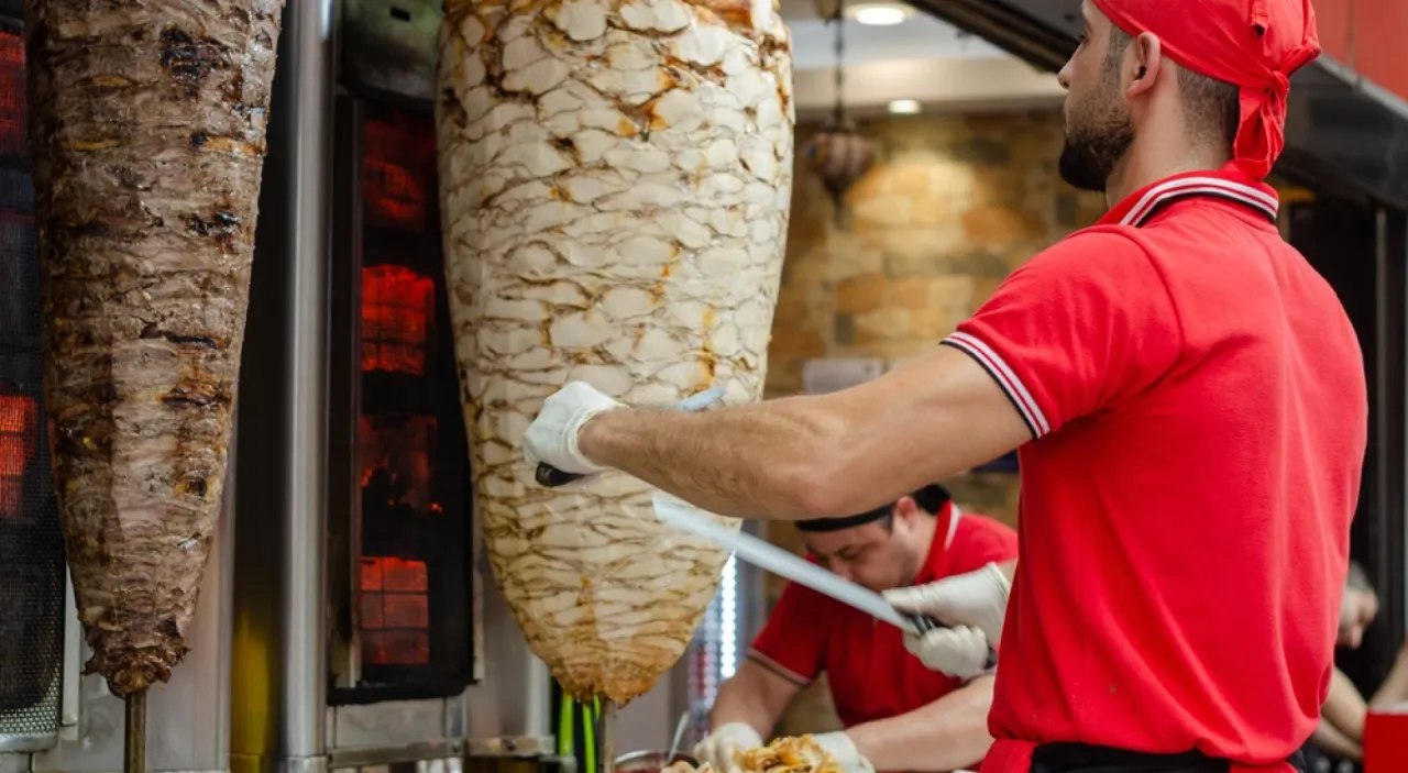 różne kolory mięsa kebab, świeże i nieświeże porównanie