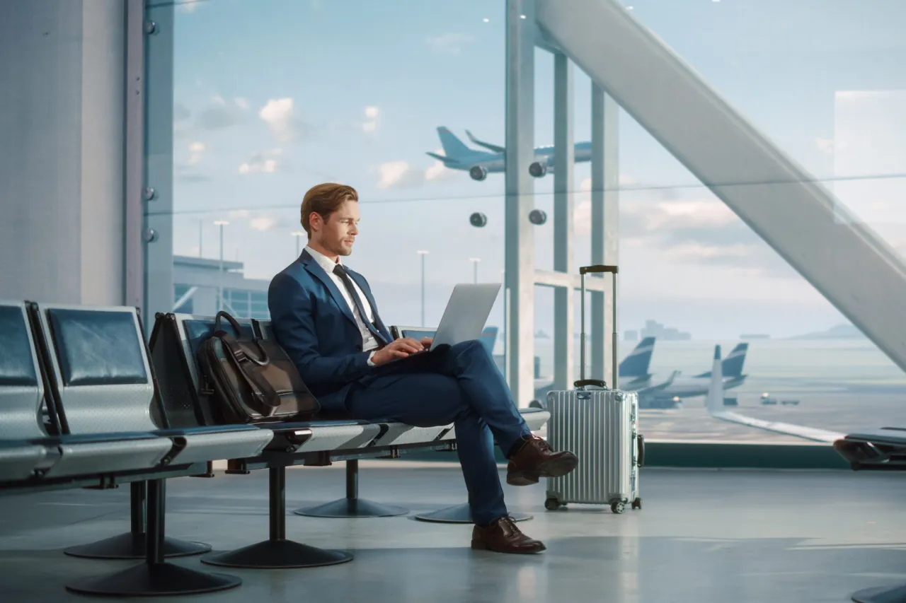 Delegacja zagraniczna, podróż służbowa, mapa świata, biznesmen na lotnisku