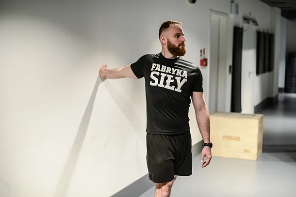 rozciąganie bicepsa po treningu