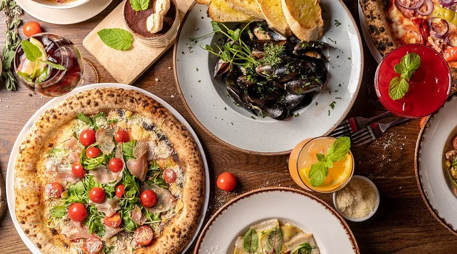 pizza i pasta podawane w restauracji
