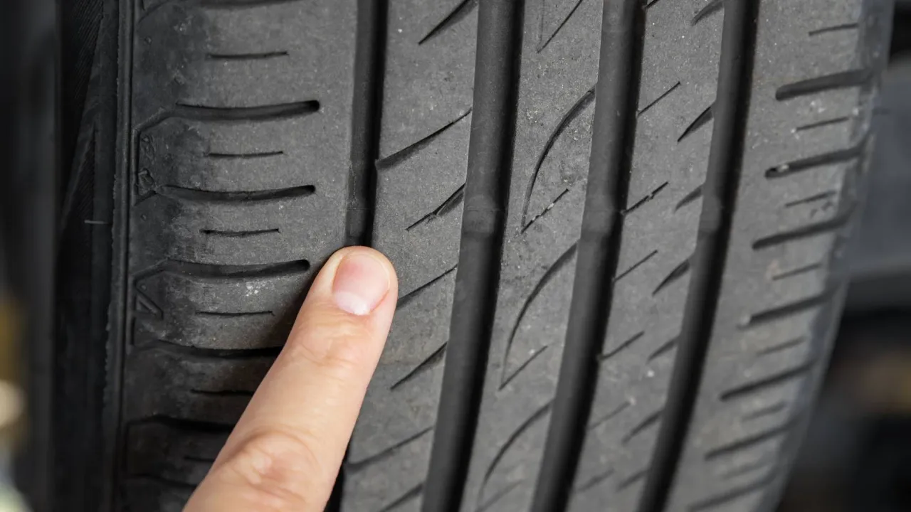 Pęknięcia na oponie oznaki zużycia