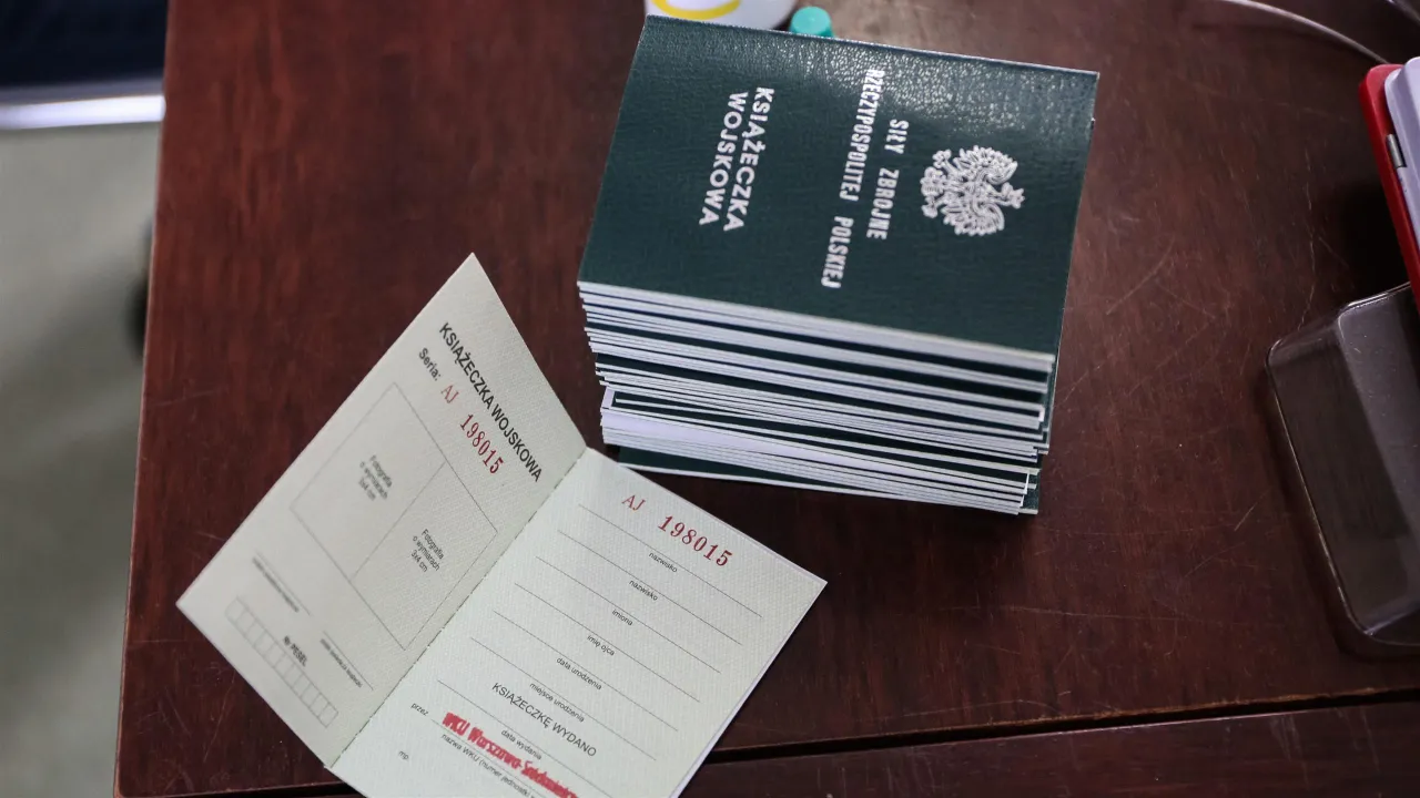 osoba czytająca dokument wojskowy z kalendarzem