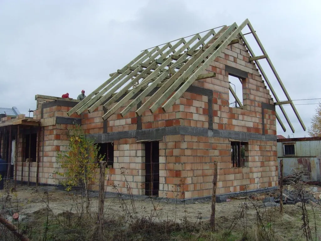 Por&oacute;wnanie koszt&oacute;w budowy domu drewnianego i murowanego wykres