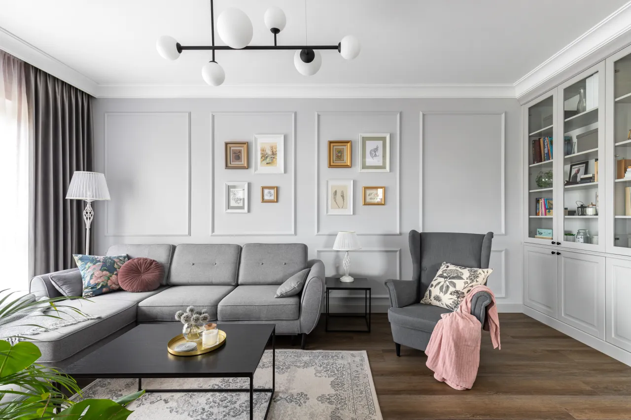 salon białe meble szara kanapa neutralne ściany