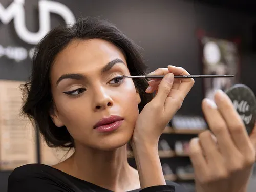 frau schminkt sich anfänger kurs inhalte